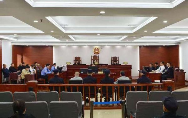 珺牛策略 26年前“武校投毒案”一审择期宣判：朱某某否认买凶投毒 7名死者家属各提百万赔偿