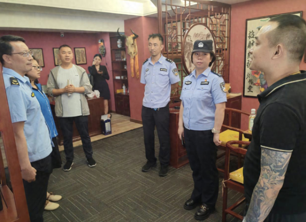 摩根策酪 济阳街道财工街社区开展多部门联合执法行动